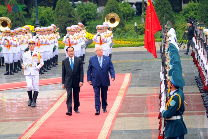 Chủ tịch nước Trần Đại Quang và Tổng thống Israel Reuven Ruvi Rivlin duyệt đội danh dự Quân đội nhân dân Việt Nam.